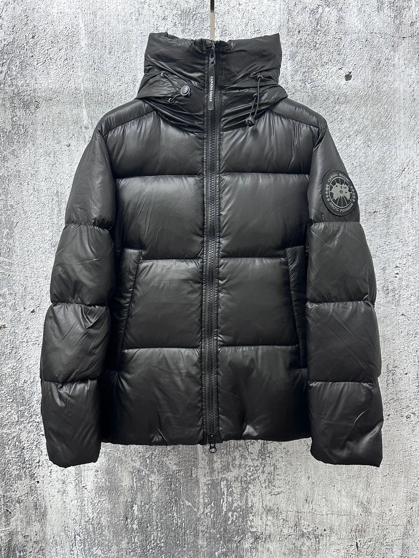 P780 [𝘾𝘼𝙉𝘼𝘿𝘼 𝙂𝙊𝙊𝙎𝙀] Canada Goose's limited new Crofton puff down jacket, top version, ceiling level Crofton soft loaf, 2024 latest style, cold protection effect up to level 4, using recycled Feather-Light tear-resistant fabric, ultra-light, no weight on the upper body at all! The unique black label highlights your temperament‼ ️ Canada Goose, a Canadian brand, has always been recognized as the warmest down jacket. Various Instagram celebrities, Internet celebrities, and celebrities often wear it for street photos. I make Canada Goose every year, but I still can't get rid of my love for it. No matter how cold the days are, there is no need to be afraid, because there is! Filled with 90% white duck down, it is the legendary warmest down jacket and is known as a must-have for Arctic outdoor sports! The most popular down jacket in the world, celebrities are rushing to buy it, it is a must-have!  Size: S~XXL